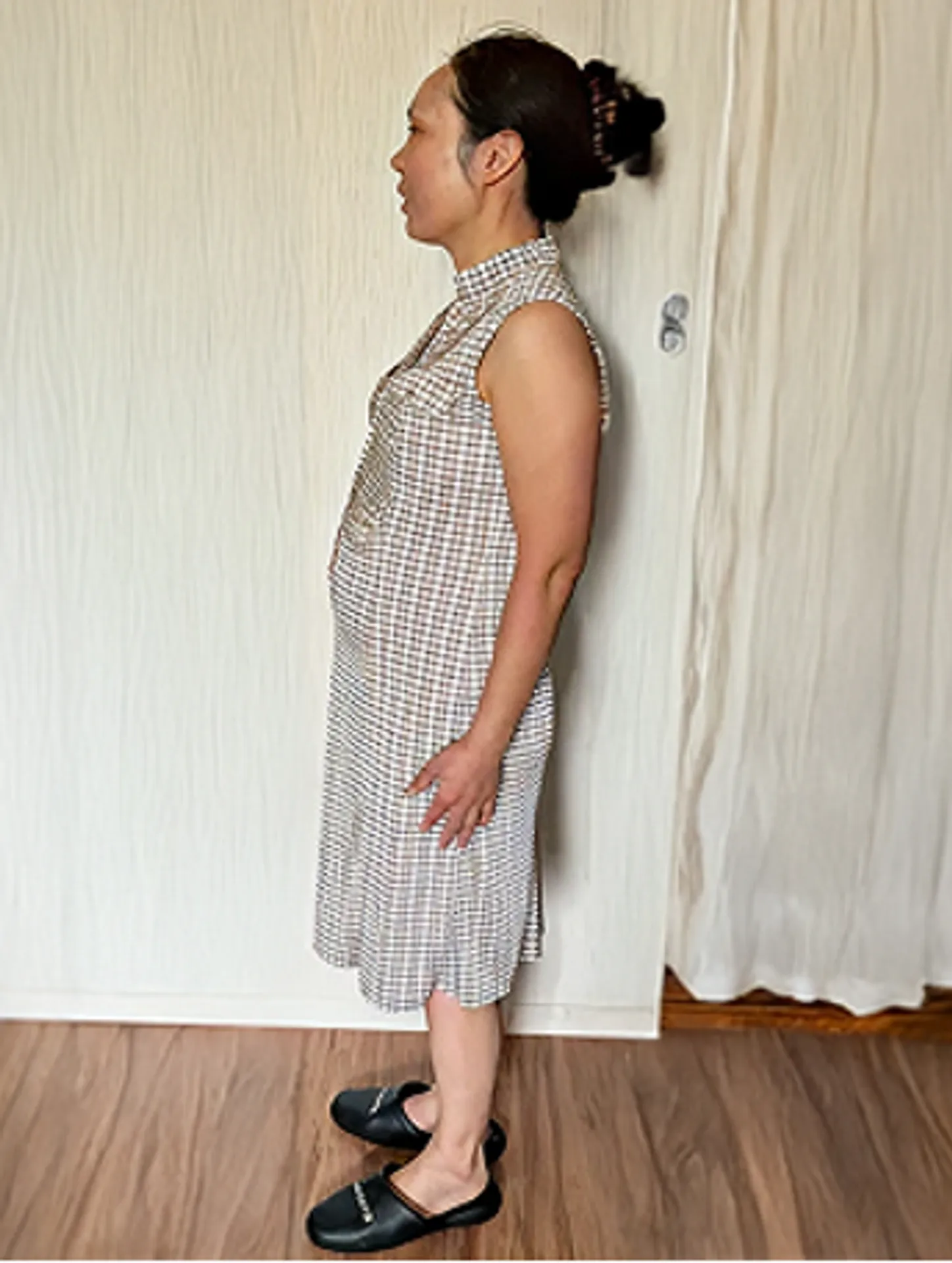 50代女性のダイエット前の全身写真（横向き）