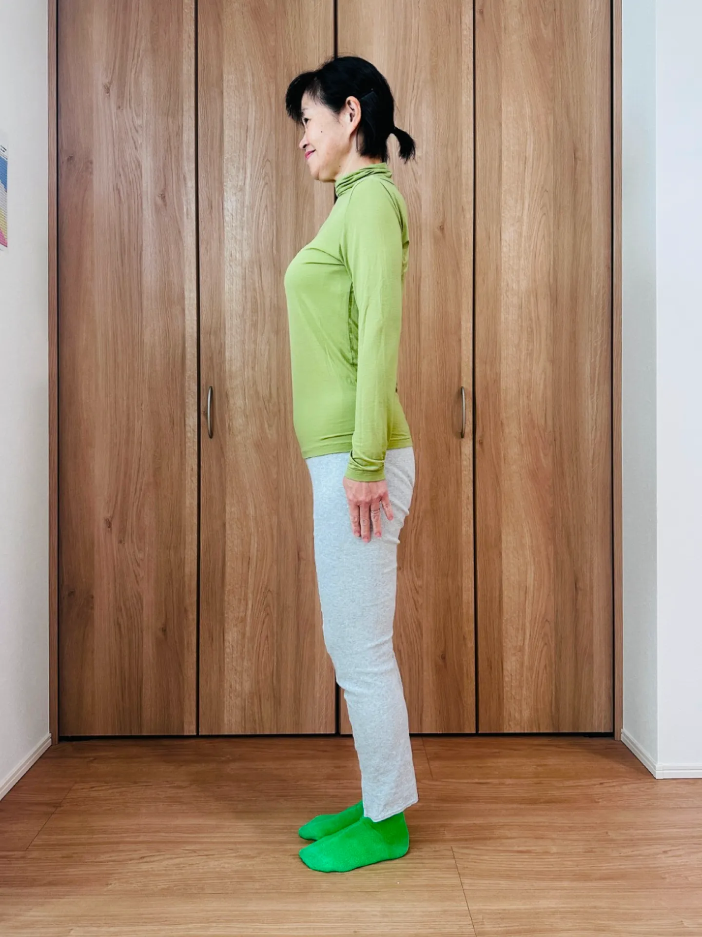 耳つぼダイエット施術後、体重や体脂肪などの数値が改善した女性の横向き全身写真