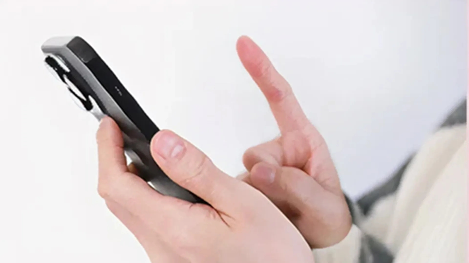 スマートフォンで予約する様子